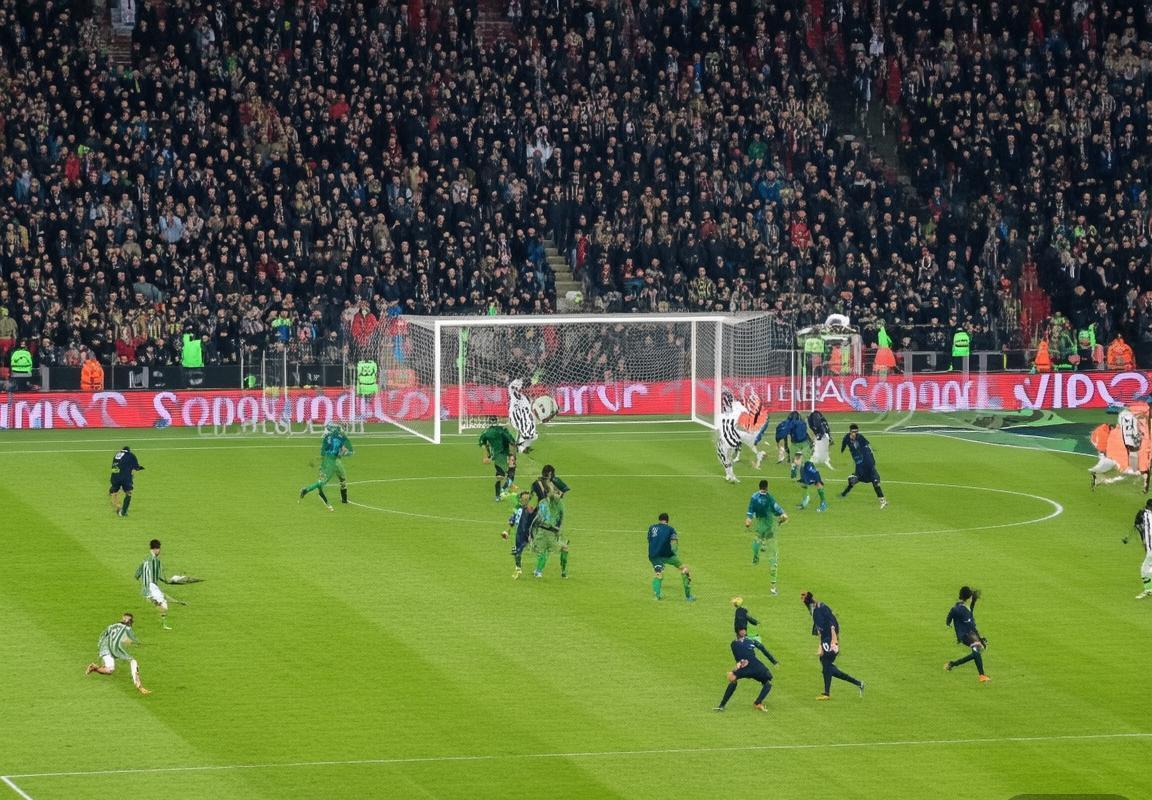 巴黎圣日耳曼VS尤文图斯：巅峰对决战术解析与精彩回顾(图1)