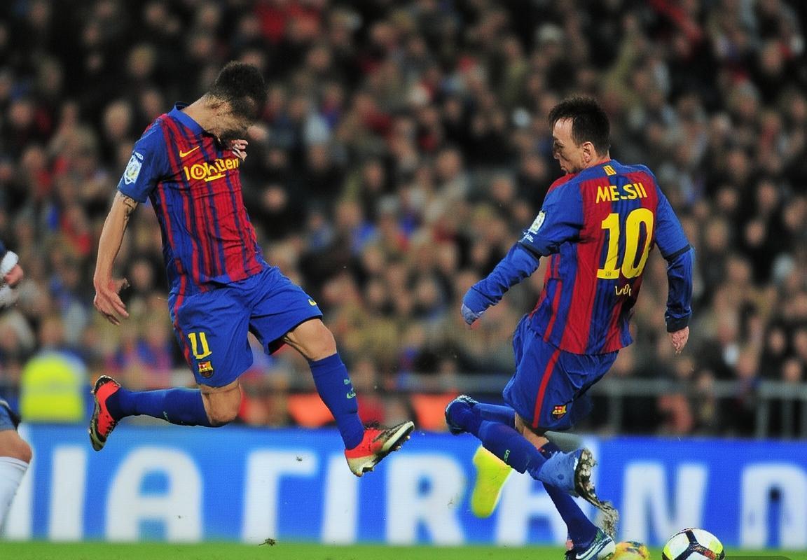 诺坎普巅峰之战：梅西苏亚雷斯领航巴萨力克皇马夺冠(图2)